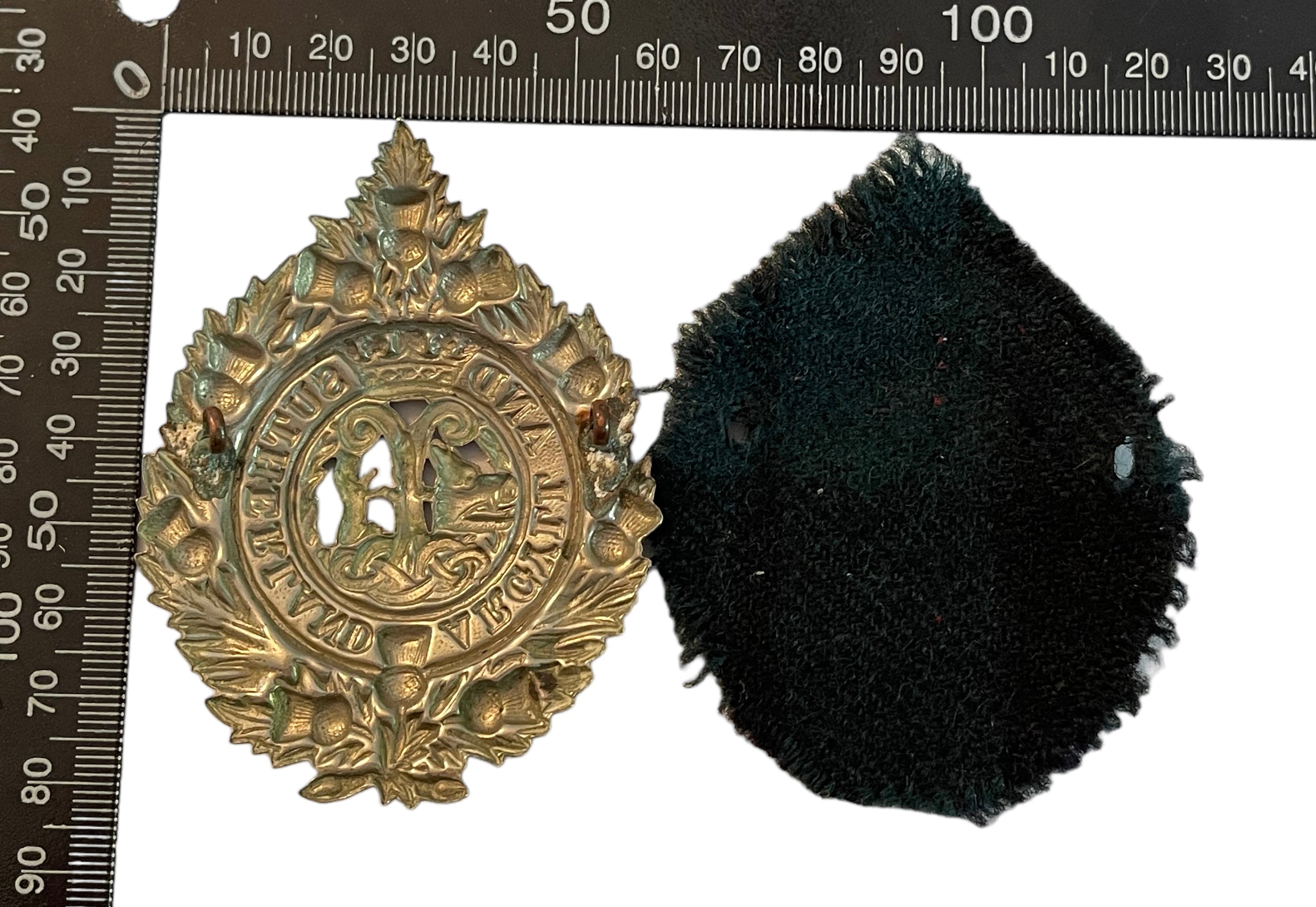 BRITISH ARMY ARGYLL AND SUTHERLAND CAP BADGE on Tartan Backing Marway