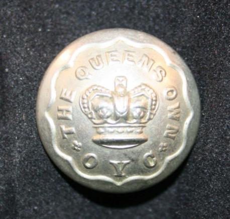THE QUEENS OWN OXFORDSHIRE YEOMANRY CAVALRY Uniform Button