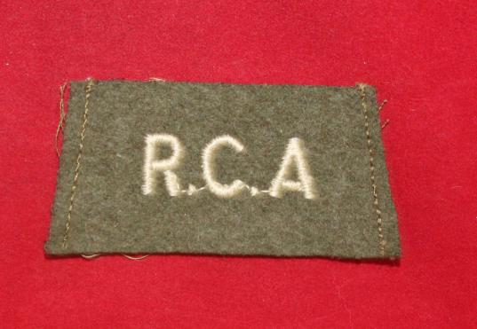 WW2 RCA Royal Canadian Artillery, Winter Issue Slip on Shoulder Title